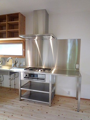 調理機器前と左の壁のステンレスパネル